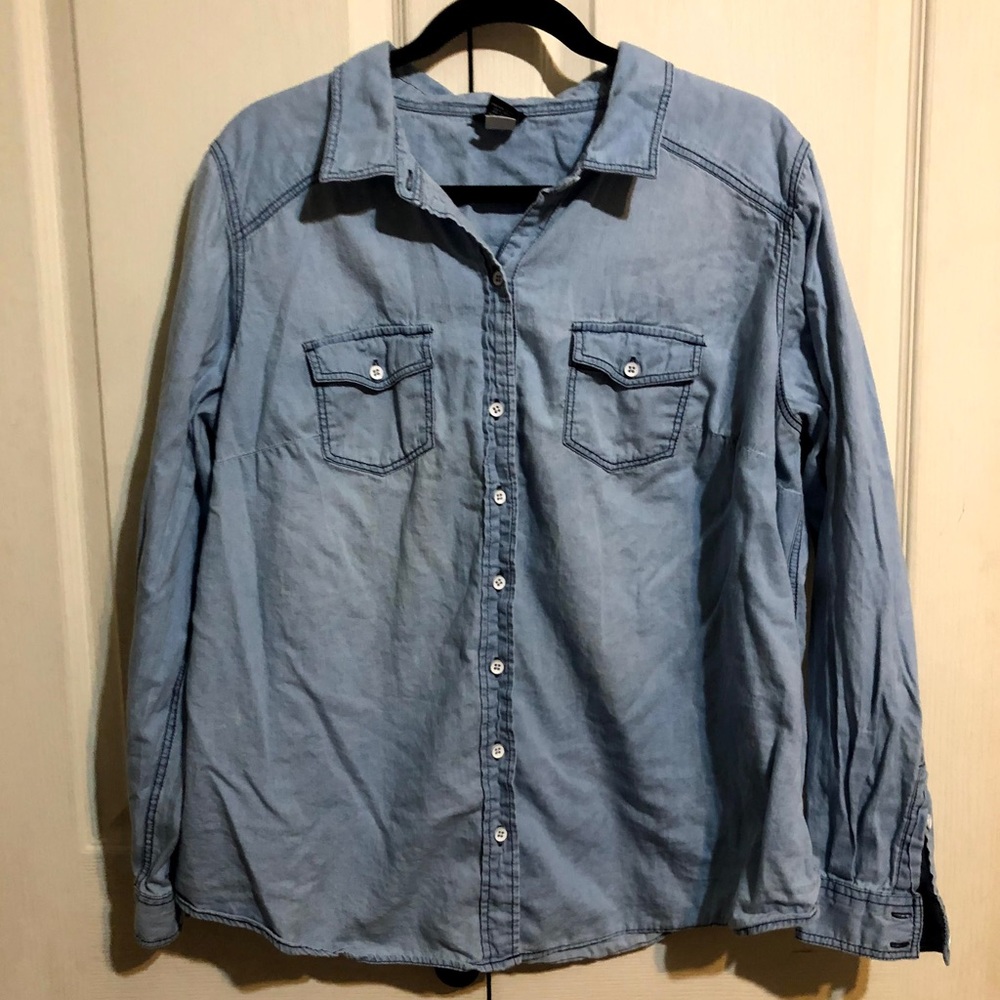 Torrid Long Sleeve Button Up Denim Like Shirt Size Large . Pockets